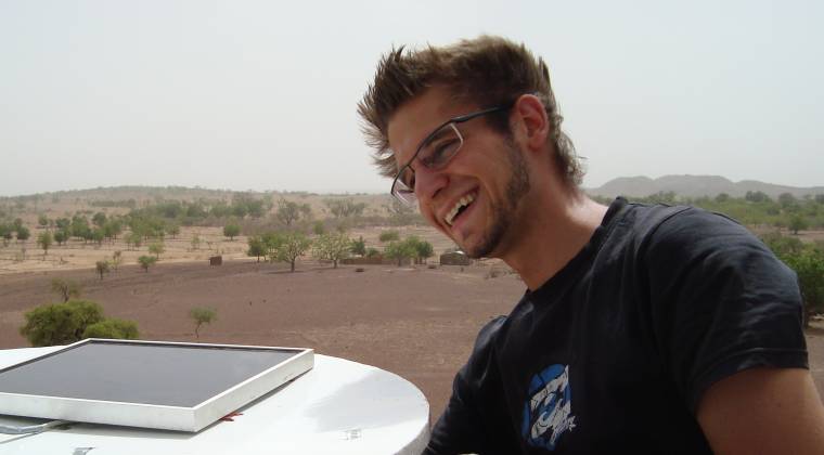 Auf der Zysterne in Pathiri bei der Installation des neuen Setups zur Windmessung